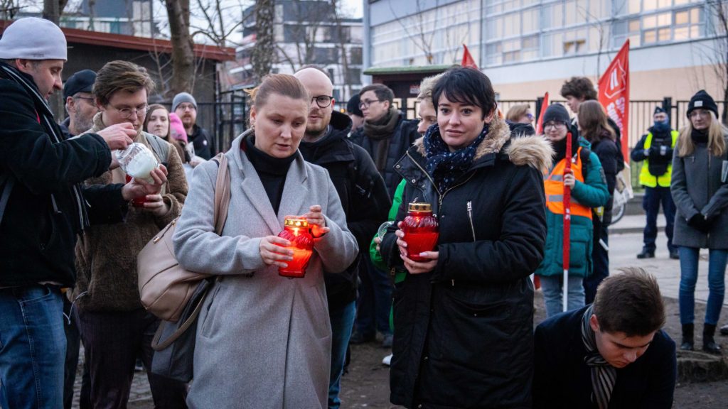 Anna Maria Żukowska zapala znicz