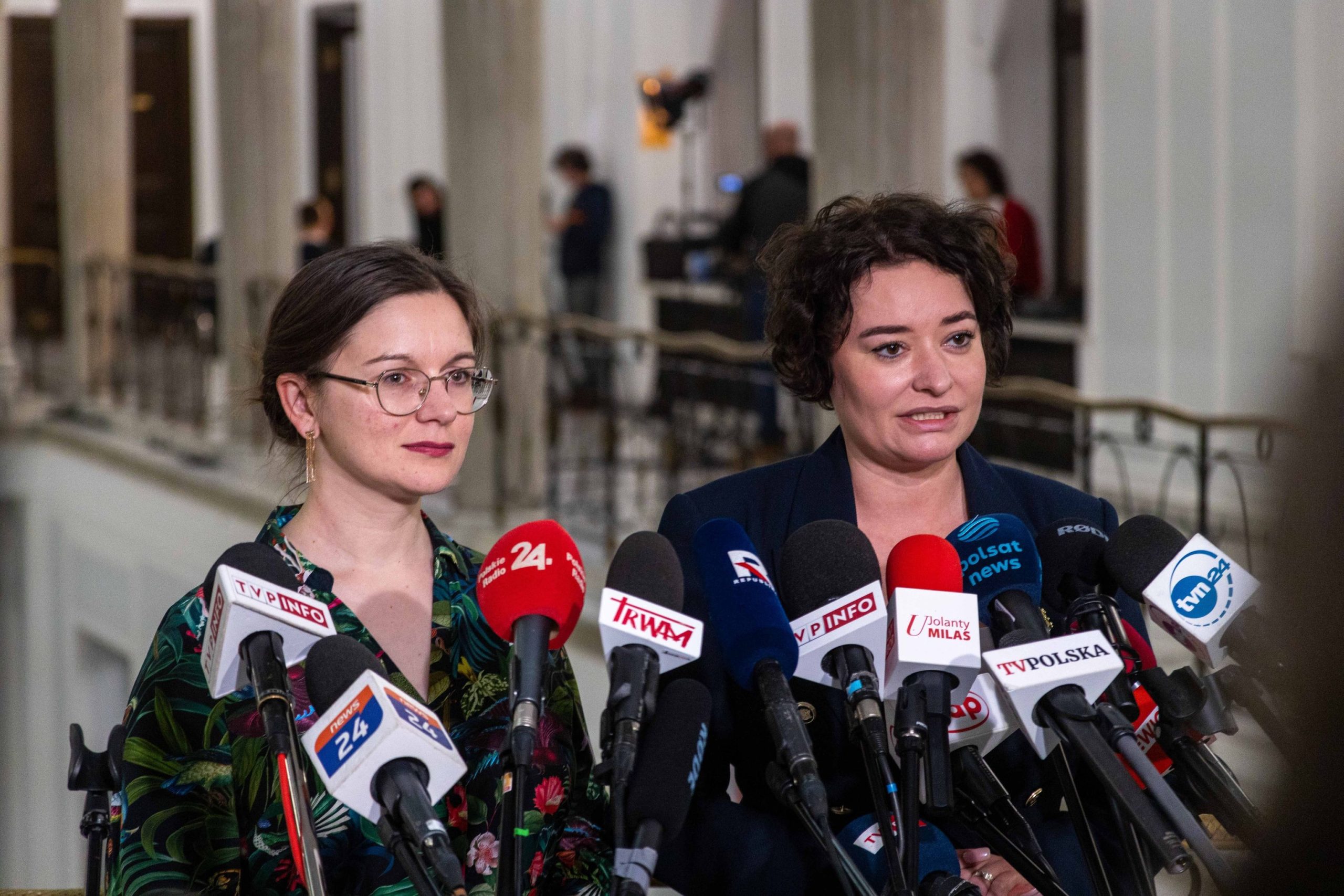 Posłanki Lewicy: Anna-Maria Żukowska i Paulina Matysiak w trakcie konferencji prasowej
