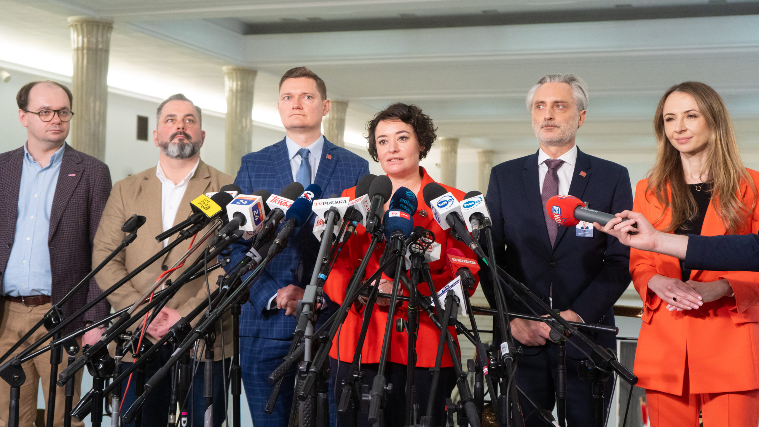 Posłanka Lewicy Anna-Maria Żukowska w trakcie konferencji prasowej na temat Renty Wdowiej