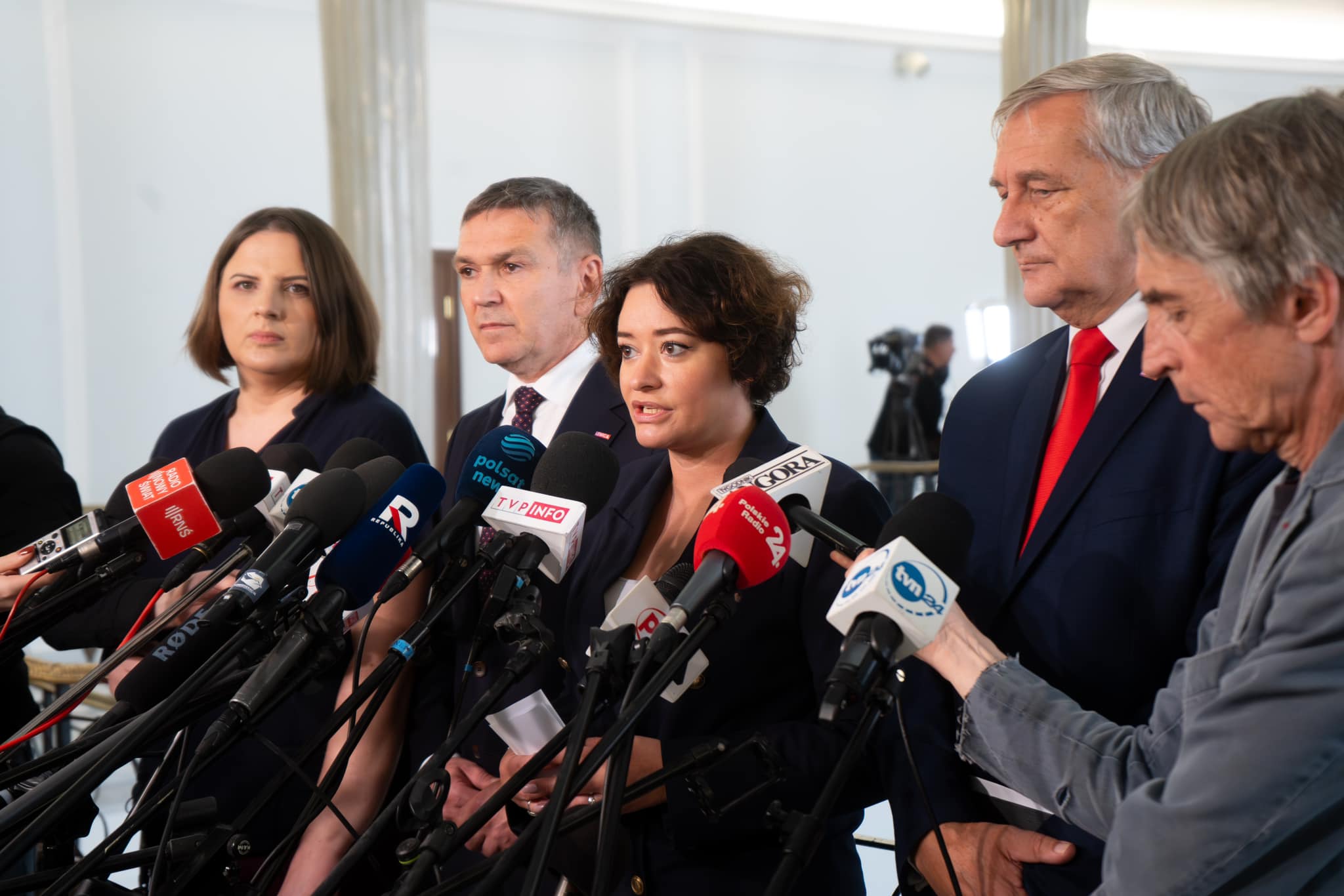 Anna-Maria Żukowska i posłowie Lewicy w trakcie konferencij prasowej w Sejmie