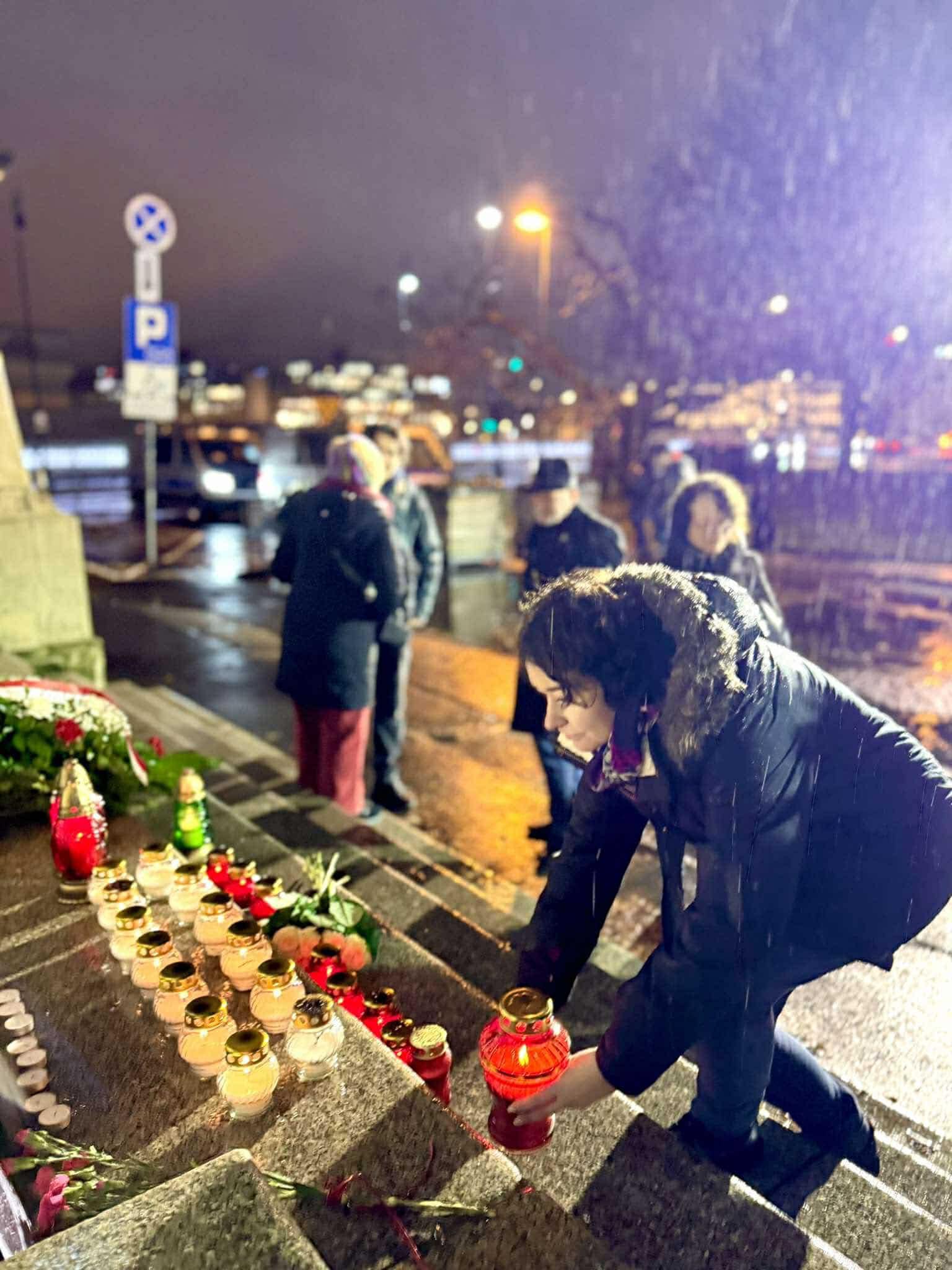 Posłanka Lewicy Żukowska stawia znicz w rocznicę śmierci Gabriela Narutowicza