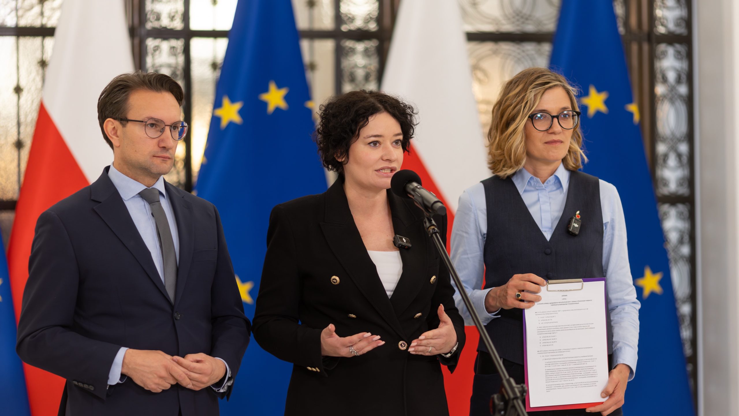 Posłowi Lewicy w trakcie konferencji prasowej