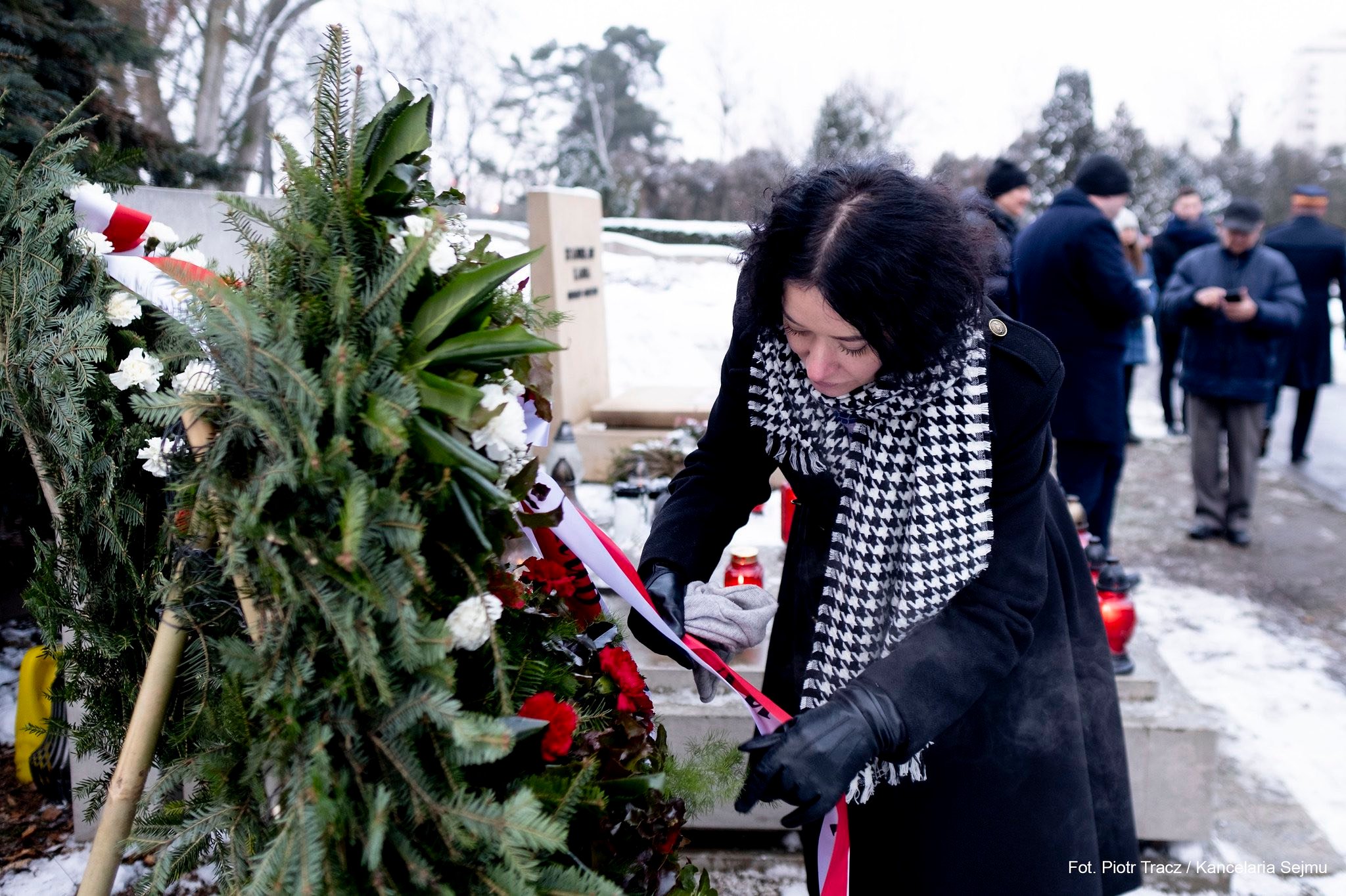 Anna-Maria Żukowska przy grobie Józefa Oleksego