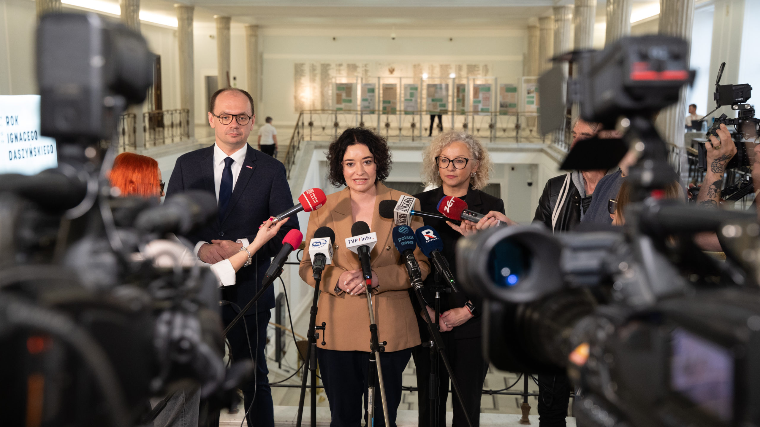 Posłanka Lewicy Żukowska przemawia do dziennikarzy w trakcie konferencji