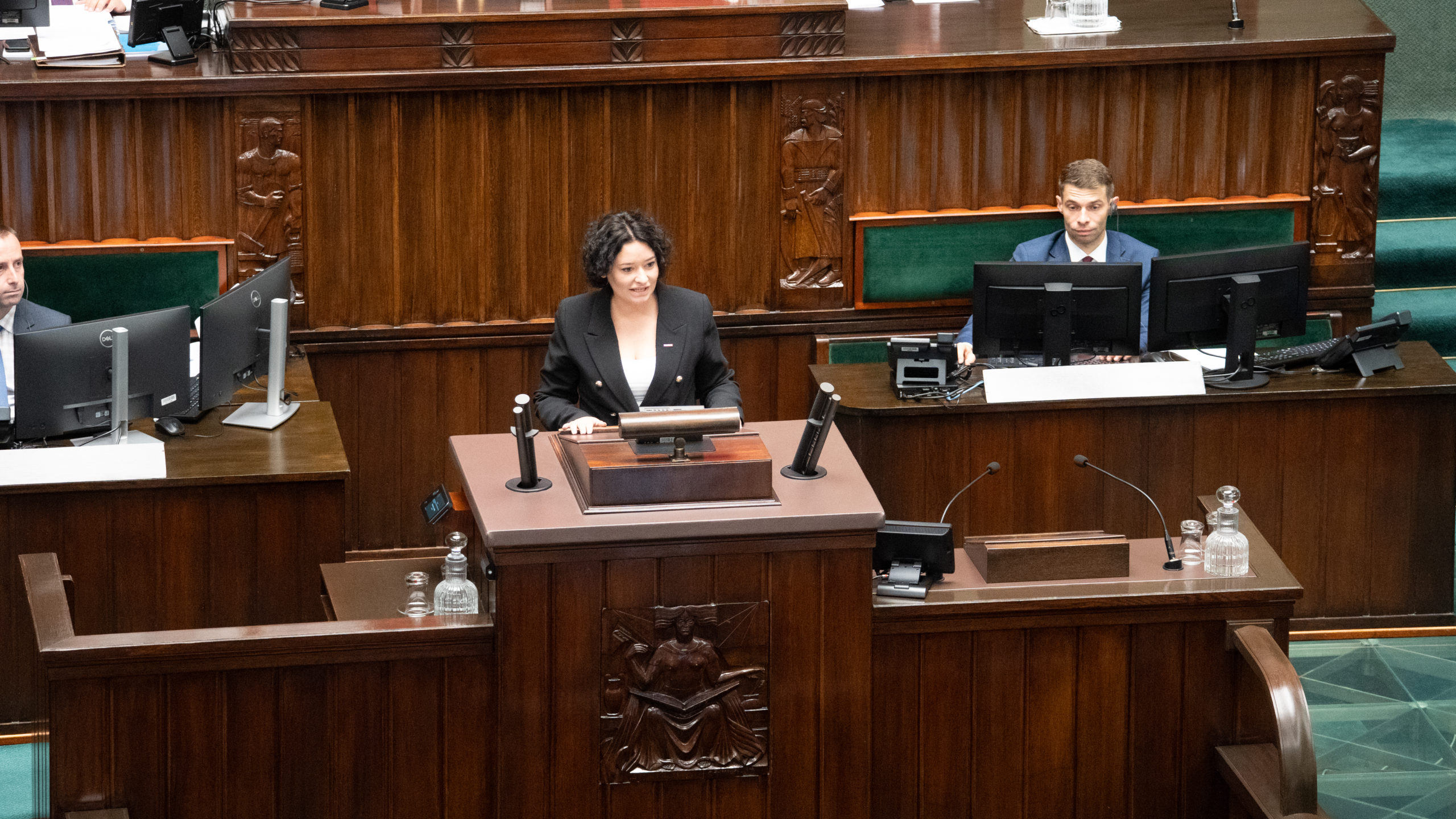 Posłanka Lewicy Anna-Maria Żukowska zabiera głos w trakcie posiedzenia Sejmu