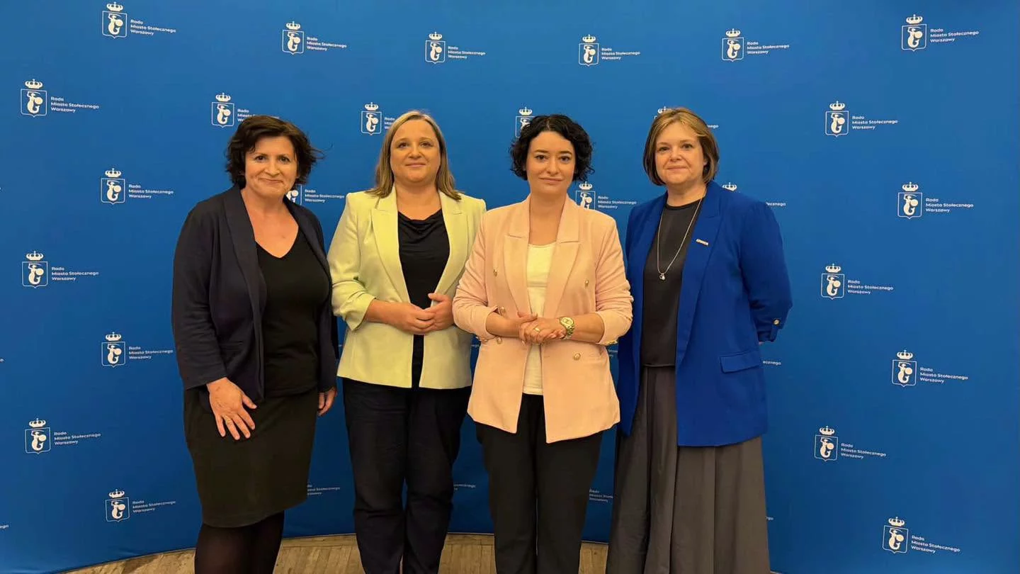 Żukowska na tle ścianki Rady Miasta Stołecznego Warszawa